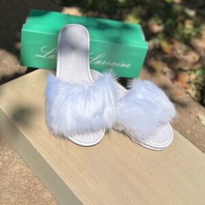 Lauren Lorraine White Furry Slippers. Size 10
Great Holiday Christmas gift